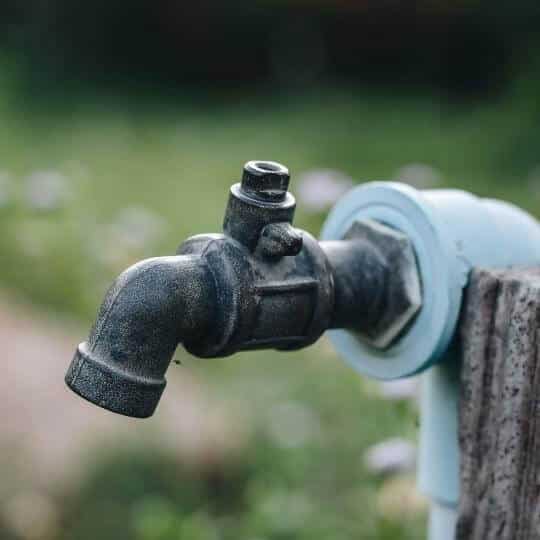 broken_outdoor_faucet.jpeg